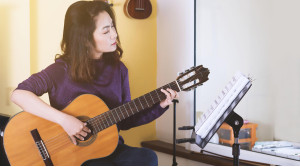 ۱۱ راهنمایی مهم برای یادگیری گیتار در خانه